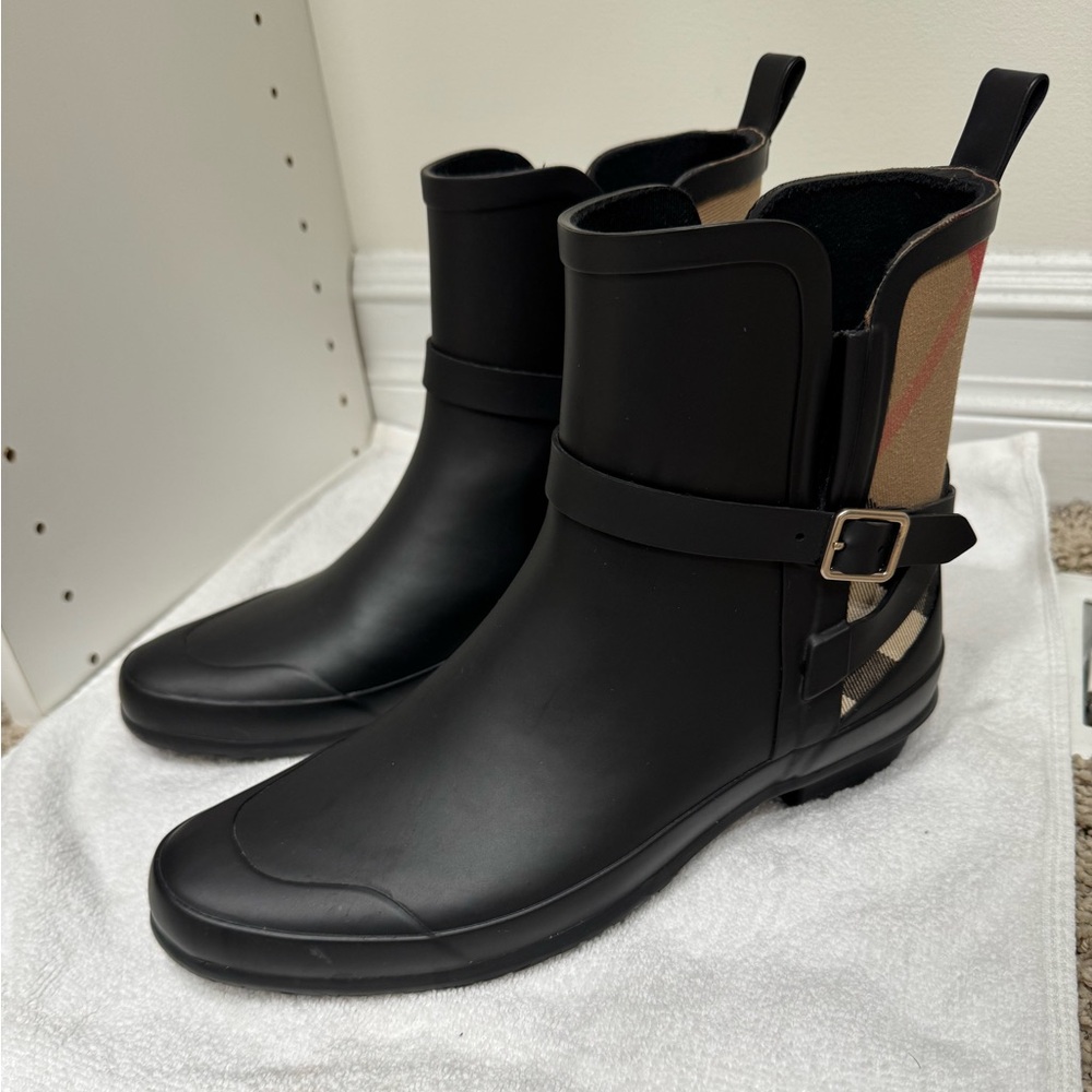 Burberry rain boots for girls. Size is 38 and the color is black with logo.